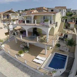https://apartments-tunjic.splithotels.org